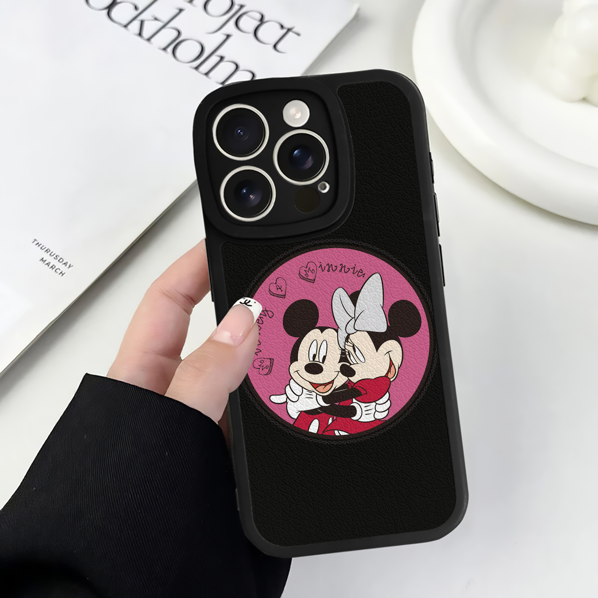 （画像用） ミッキーマウス Mickey Mouse 【iPhone 16シリーズ対応】シリコンスマホケース（レザー調） 材質：シリコン